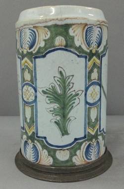 Walzenkrug mit Resten einer Zinnmontage, Pilaster und floraler Dekor
