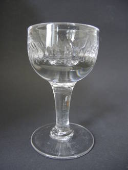 Weinglas mit umlaufenden Olivenband