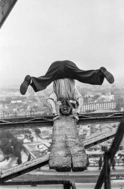 Hoch über den Dächern von Berlin gibt der Artist Bert Holt der Fotografin eine Probe seines Könnens auf dem Funkturm;