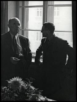 Johannes R. Becher und Bertolt Brecht;