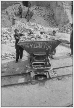 Trümmerfrauen mit einer beladenen Lore der Trümmerbahn/"Die 4 Lieblinge"