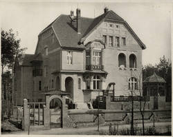 Landhaus O. Thiele in der Friedrich Leopoldstraße zu Nicolassee. 1. Ansicht von der Straße her.;