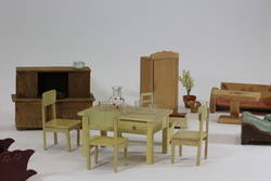 Puppenstubenmöbel, Geschirr und andere Einrichtungsgegenstände