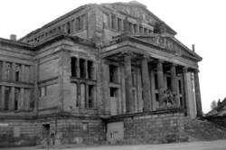 Die Ruine des Schauspielhauses am Gendarmenmarkt in Berlin