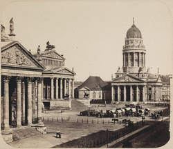 Der Gendarmenmarkt mit dem Königlichen Schauspielhaus. Links angeschnitten der deutsche, rechts der französische Dom;