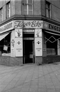 o.T., Eck-Kneipe/Lokal/Restaurant "Jäger-Ecke", Gneisenaustraße 115,  (seit 1908 Heimer, 1972 Inh. Gerda Heuer) mit Werbung für Engelhardt-Bier, Chartottenburger Pilsener, Martini