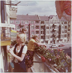 Familie Lisson auf dem Balkon ihrer rekonstruierten Wohnung in der Scarnikauer Straße am Arnimplatz 