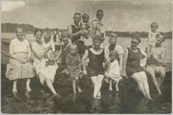 Familie Becker. Ferien in Baabe. Gruppenbild am Wasser