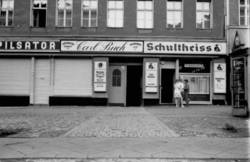 o.T., Weinstuben Carl Buch, gegründet 1870 (Spezialität Erdgeist) und Schultheiss-Kneipe / Grossdestillation (Haus-Nummer 67)