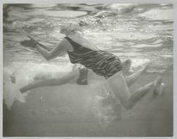 o.T., Unterwasseraufnahme einer Schwimmerin im Becken eines Hallenbades
