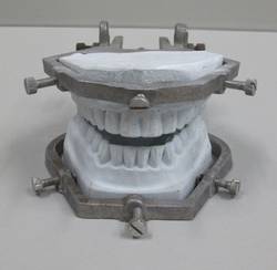 Artikulator mit Zahnmodell aus Gips