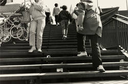 Alltagsszene: Passanten im Berufsverkehr an auf einer Treppe in Marzahn