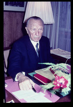 Dr. Adenauer/ am Schreibtisch