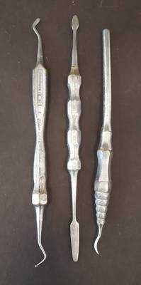 Set zahnmedizinischer Instrumente in "Handform"