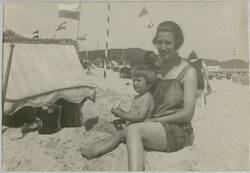 Mutter mit Kind am Sandstrand des Seebades Baabe