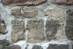 Inschriftenstein (in fünf Teile zerbrochen)