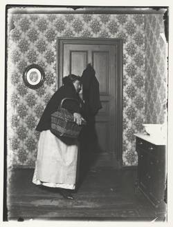Posierende Frau in Heinrich Zilles Wohnung