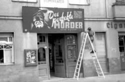 Eingang eines Filmtheaters mit Werbung für "Der perfekte Mörder"