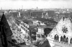 Blick von der Turmruine der Kaiser-Wilhelm-Gedächtniskirche über die Hardenbergstraße zum Bahnhof Zoologischer Garten