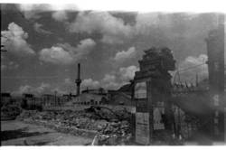Zerstörtes Gewerbegebiet, Kaiserin-Augusta-Allee 14-24, Im Hintergrund das Dach der Werkzeugmaschinenfabrik Loewe  (Huttenstraße/ Wiebestraße) ;