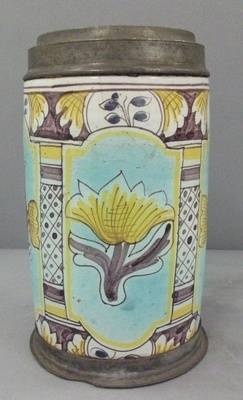 Walzenkrug mit Zinnmontage, Pilaster und floraler Dekor;