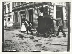 Hirtenstraße 8, zwei Männer mit Karren und Caféangestellte