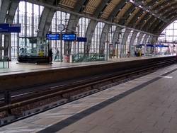 Die fast menschenleere Halle des Bahnhofs Alexanderplatz am Freitag um 16:45 Uhr;