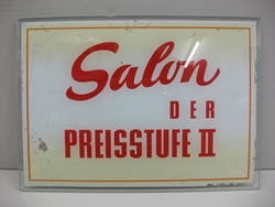 Schild "Salon der Preisstufe II"