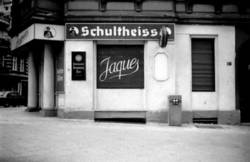 o.T., Eck-Kneipe/Lokal/Gaststätte "Jaques" mit Werbung für Schultheiss-Bier, Dortmunder Bergmann-Bier und Deutsches Pilsner