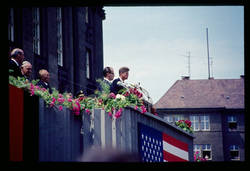 Kennedy in Berlin/auf Balkon Schöneberger Rath.