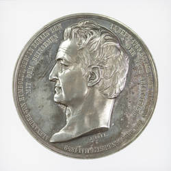 Medaille Alexander von Humboldt, auf die Aufstellung seiner Statue in Versailles, gewidmet vom Institut de France. ;