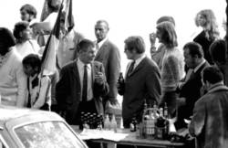 o.T.,  Schlange Stehende und Bier trinkende Menschen an einem Imbiss-Kiosk