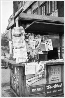 Zeitungskiosk mit Ost- und West-Berliner Zeitungen