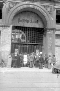 Menschenmenge in den Tagen der Währungsreform vor dem Eingang des Postscheckamtes Dorotheenstraße 84