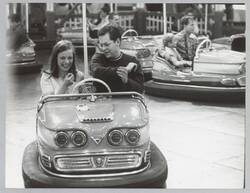 o.T., Paar im Autoscooter beim Deutsch-Französischen Volksfest 1968
