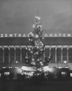 Zentralflughafen Tempelhof mit Weihnachtsbaum