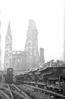 Trümmerbahn vor der Kaiser-Wilhelm-Gedächtniskirche