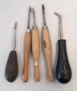 Konvolut aus 5 zahnmedizinischen Instrumenten mit Holzgriffen;