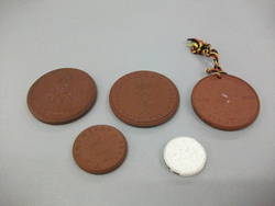 Fünf Gedenkmünzen aus Bisquitporzellan;