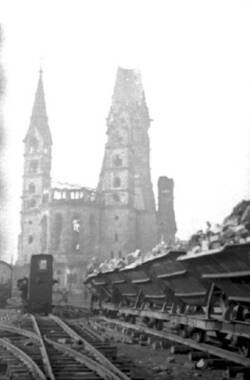 Trümmerbahn vor der Kaiser-Wilhelm-Gedächtniskirche