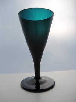 Weinglas - trichterförmig, grün/blau