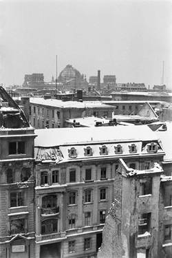 Blick über Ruinen auf den Reichstag