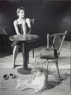 Kulturhaus im Ernst-Thälmann-Park: Theaterszene, sitzende Frau mit Tisch und Puppe;