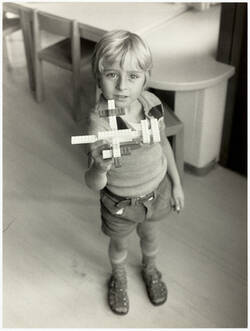 o.T., Kindergarten, Junge mit LEGO-Flugzeug