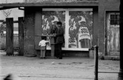 o.T., Straßenszene: zwei Männer und ein Junge an Stehtisch vor einer Kneipe