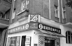 o.T.,  Eck-Tanzlokal/Kneipe und Schnellimbiss "Bei Lie" (Hausnummer 48) mit Werbung für Bärenpils und König-Pilsener