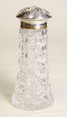 Duftbehältnis ( Bessamimgefäß ?) aus geschliffenem Kristallglas mit Schraubverschluß aus versilbertem Messing 