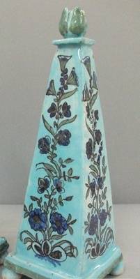 Obelisk-Tafelaufsatz, Floraler Dekor;