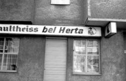o.T.,  Kneipe/Lokal/Gaststätte "Bei Herta" mit Werbung für Schultheiss-Bier