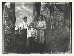 Hans, Walter, Johann Traugott und Ernestine Louise im Garten in Rummelsburg